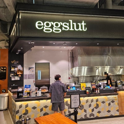 다음은 제안하는 번역 제목입니다. **Eggslut Burger in Yeouido, Seoul**